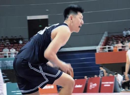 辽宁U22男篮冲击小组头名,王俊杰24+9助力四连胜,双塔攻防双赢