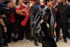 阿玛德在马来西亚遭严重辱骂,故对镜头竖中指