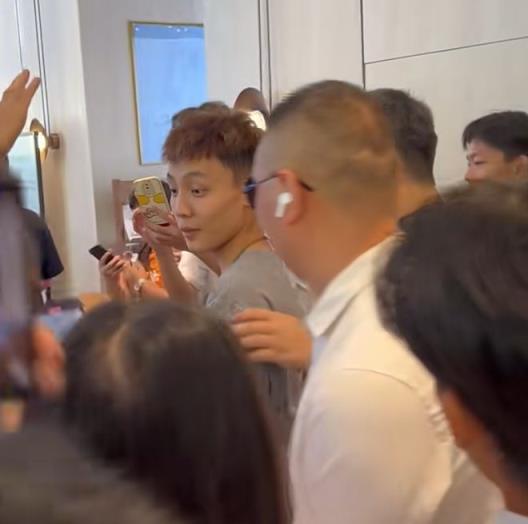 徐杰见面会爆满!球迷云集,造型帅气,休赛期需补强短板