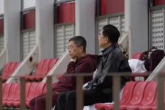 国足出征前,足协主席宋凯与副主席许基仁雨中观看训练