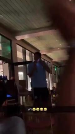 曼城三位新人献唱展现唱功，胡桑诺夫忘词发出魔性笑声