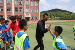 亚泰足球走进乡村校园 送课辽源寿山镇中心小学