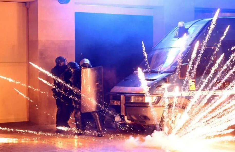 法媒:巴黎夺冠庆典再度引发骚乱,有人向警方发射简易迫击炮