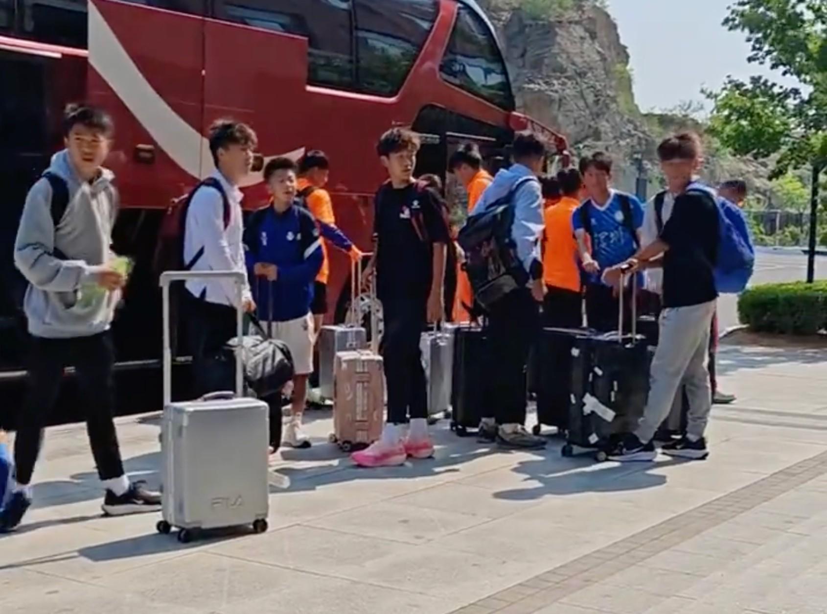 校足教练:嗨球纠纷后青训机构连夜开会请法务处理