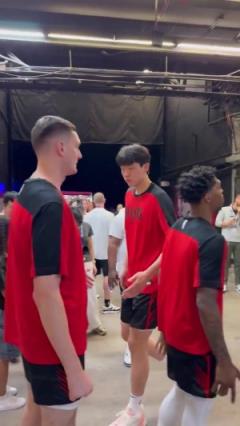 杨瀚森与队友击掌亮相 开拓者队记确认他已准备就绪