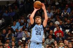 斯潘塞签约760万美元保障薪水，打破双向球员NBA历史纪录！