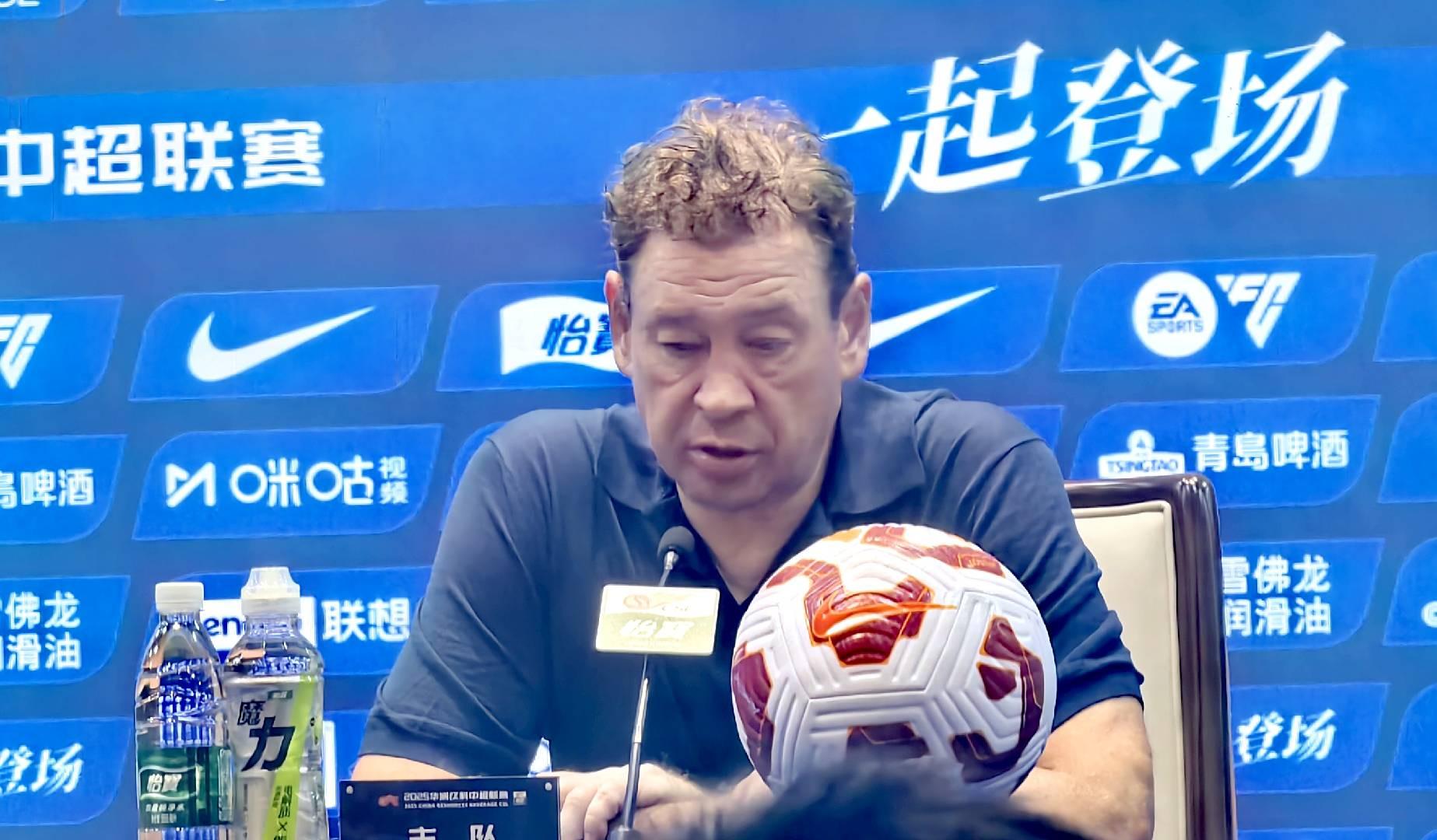 斯卢茨基:我们让球迷失望了;上半场我们过于尊重对手