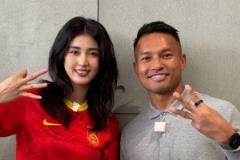 赵丽娜与新加坡门将桑尼合影:为国足带来好运