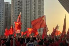 现场直击:国足球迷热情高涨,中国红助力球队!