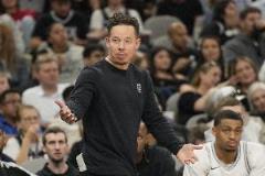 马刺代理主帅:球队仍存隐患,未能应对对手强硬对抗