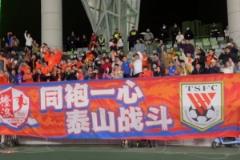 泰山队4-3逆转梅州赛后谢场,球员致意200余名客场球迷