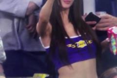 导播先等等!被场边的湖人女球迷美到了