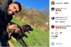 拉亚晒出与爱犬温馨合照,面带微笑拥抱两只大狗