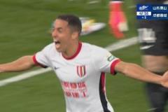 蓉城2-0领先泰山！史松宸失误引争议，韦世豪侧钩踢疵，罗慕洛建功