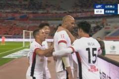 后防接连失误!史松宸踢空刘洋送礼,费利佩破门蓉城3-0领先泰山