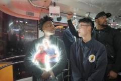Speed送C罗标志性庆祝灯牌,Tony用LED灯博得欢心