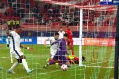 王燊高险破门变乌龙,海港追回丢球引争议