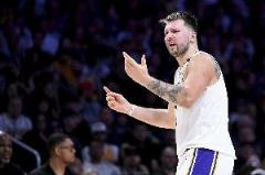 东契奇遭严密防守仅17中6 科尔:顶级超巨必能调整回来