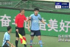 王钰栋摔球染黄❗️黄健翔:助理裁判就在旁边,解说:要控制情绪