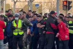 球迷先干起来!上海德比场外不和谐一幕
