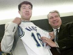 24年前今日:王治郅NBA首秀贡献6分3篮板
