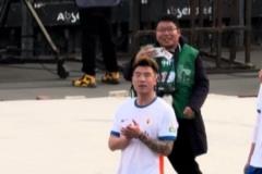 泰山球迷赛后高呼石柯名字引他不好意思