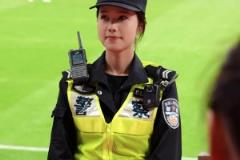 是心动的感觉!上海 “德比”大战赛场上的警花小姐姐