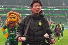 国安2-0战胜浙江赛后:小将范双杰帅气谢场,领鼓工体战吼