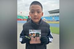 王大雷重逢昔日抱过的男孩:如今已成大小伙子