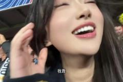 我靠!阿森纳美女球迷看到赖斯进球,全程激动破音