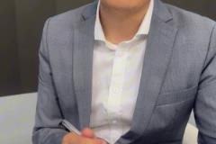 解说员:伊万先生,别琢磨了,招李源一吧!