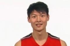 王哲林12年19分8板2帽率队战胜美国队,耐克巅峰赛中国球员闪耀全场