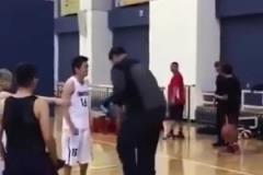 长胖了太多!退役多年的姚明表演扣篮,下来腿都软了