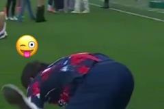 玩这么花!?内维斯在家人面前把自己女友按倒在地