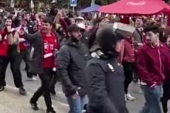 不忘嘲讽死敌!阿森纳球迷在马德里街头高唱:你是热刺伪装的吗