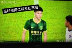 每周比赛开始前,王钰栋和对方球员寒暄,脸色不断变化