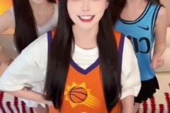 女主播小太阳生娃后回归岗位,备战季后赛了