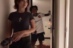 想干啥?甲亢哥把日本女友带进房间,然后匆忙下播了