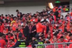 又来了!泰山球迷在工体玩“丟乌龟”