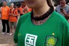 啊这...女球迷穿:国安是xx球衣,在鲁能球迷群中亮相