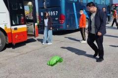 踢乌龟气球!泰山球迷:录上了吗?