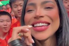 哈哈!克雷桑女友现场观战京鲁大战