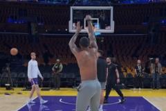 NBA官方发布詹姆斯G1赛前热身动态,三分球连中引关注
