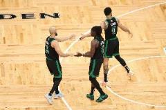 塔图姆谈怀特和霍勒迪:两位高效球员在攻防两端贡献显著