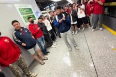 还好相安无事!落单申花球迷旁,一群海港球迷