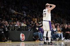 东契奇身体不适:16中6仅得17分,5失误正负值-16