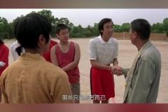 大家不必紧张,我是个汽车维修员,踢足球带个扳手,很合理吧!