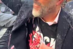 太酷了!亚马尔夺冠后,给弟弟也带上了墨镜!