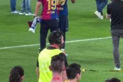 亚马爹也是“啃小”上了!亚马尔和他爸就像哥们