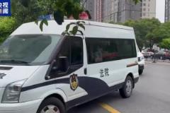 今日二审宣判!押送李铁的警车已进入法院